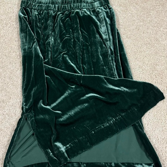 J. Crew Dresses & Skirts - XS J.Crew Women's Velvet Emerald Green Skirt